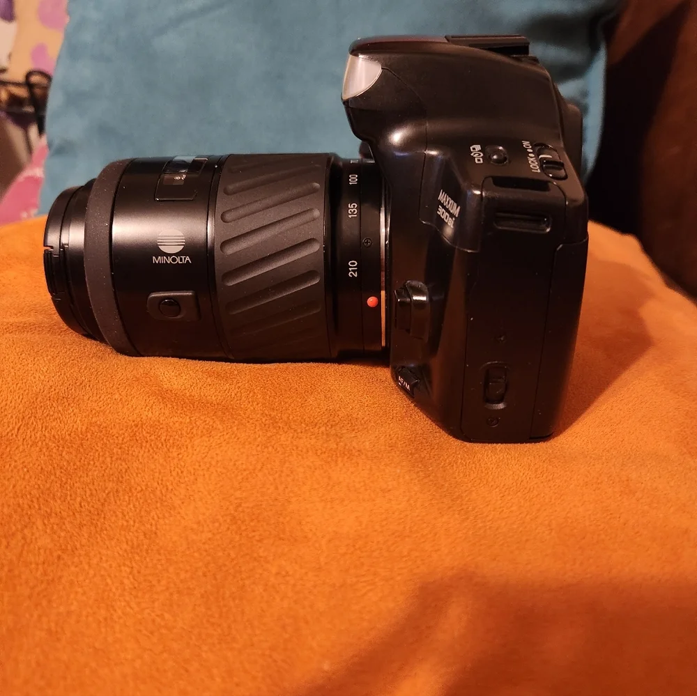 Minolta MAXXUM 300SI WITH TWO LENS
